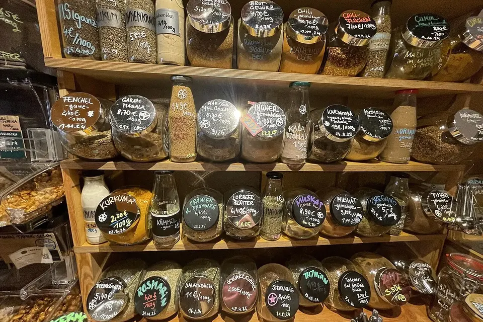 Étagère d'herbes et d'épices en bocaux de verre dans une épicerie sans emballage