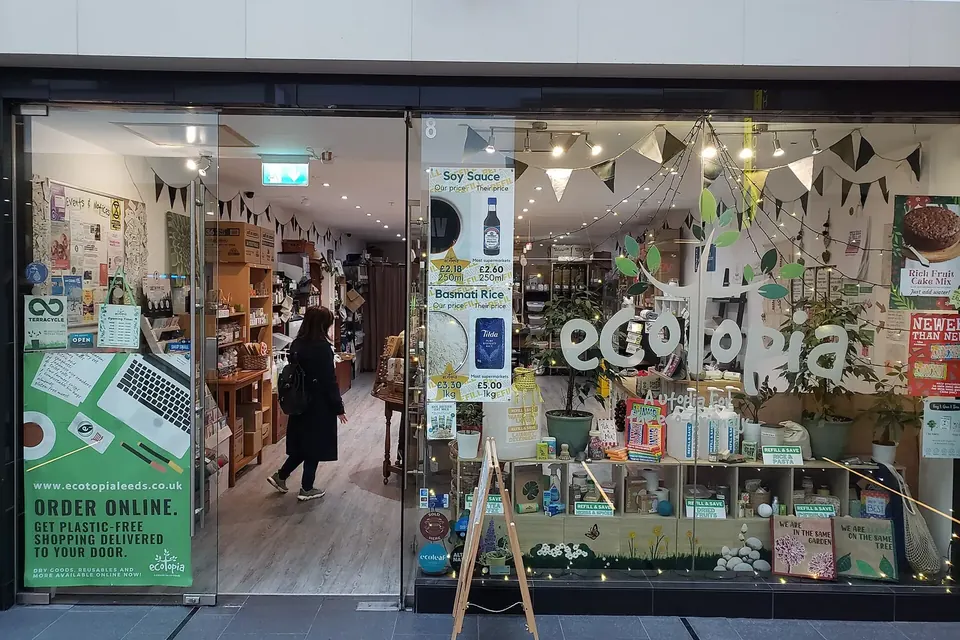 Vitrine d'un magasin de produits sans emballage, avec rayonnages visibles à travers la porte vitrée