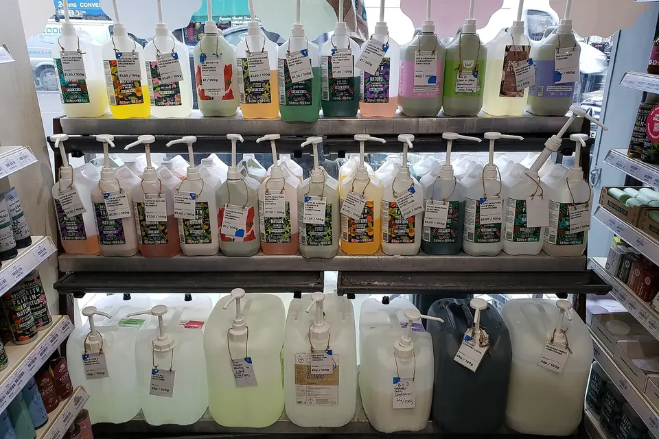 Rayonnage de bidons et de flacons de produits d'entretien en libre-service pour recharger ses propres contenants